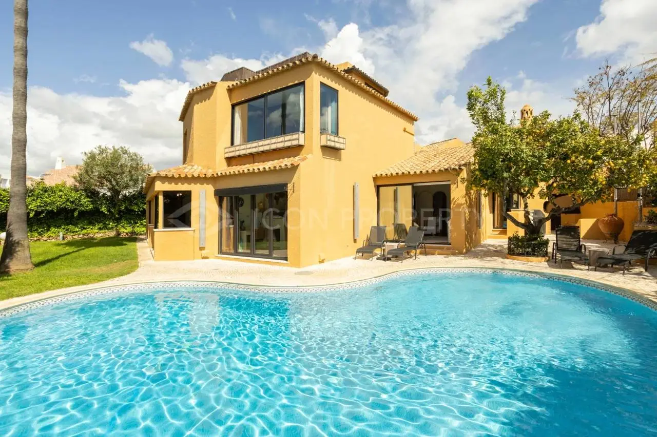 Propriedade Excecional no Coração de Albufeira - Elegância & História