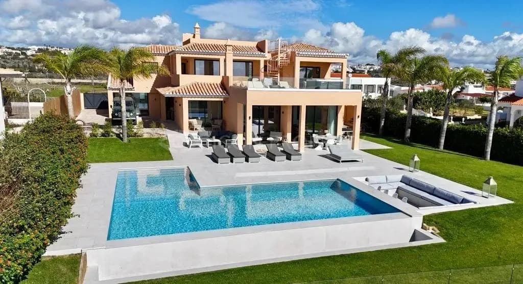 Luxusvilla in erster Meereslinie mit 5 Schlafzimmern und Infinity-Pool in Albufeira