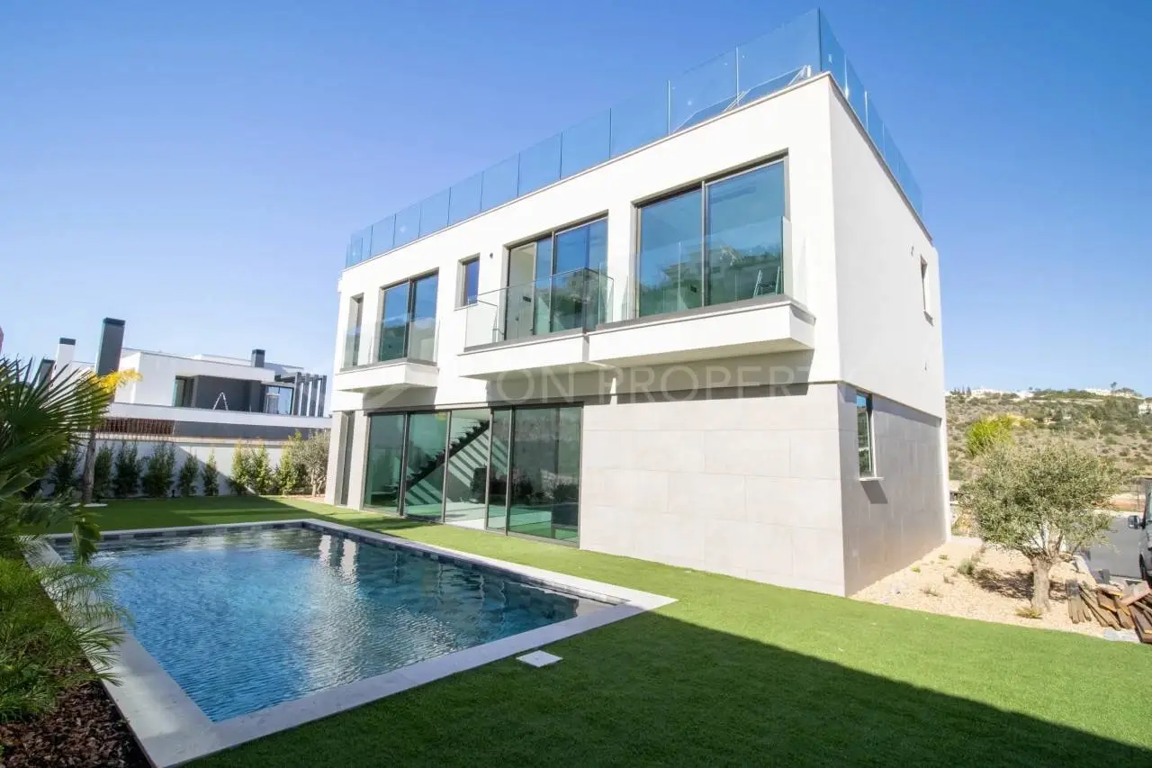 Moradia de 4 Quartos Recém-Construída com Terraço de Lazer na Albufeira Marina