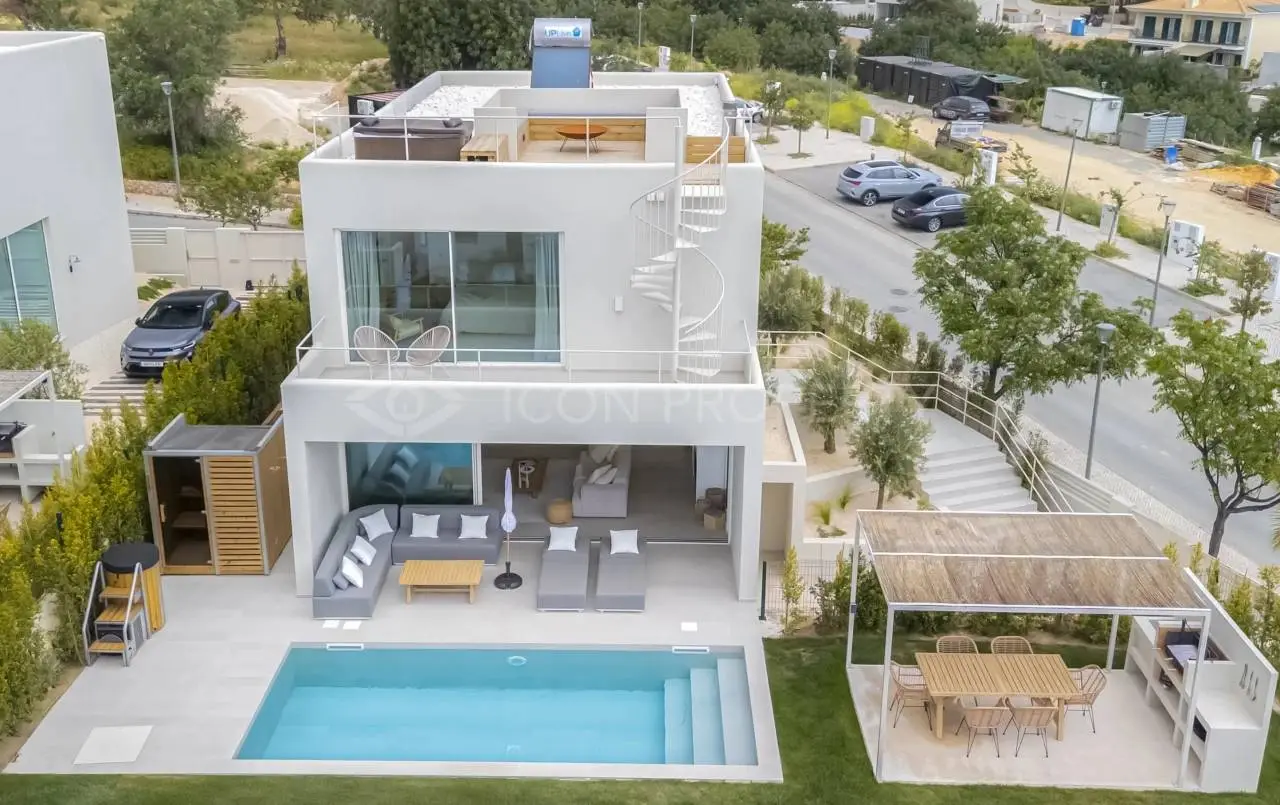 Newly Built Contemporary 3 Bedroom Villa with Sea Views in Santa Barbara de Nexe