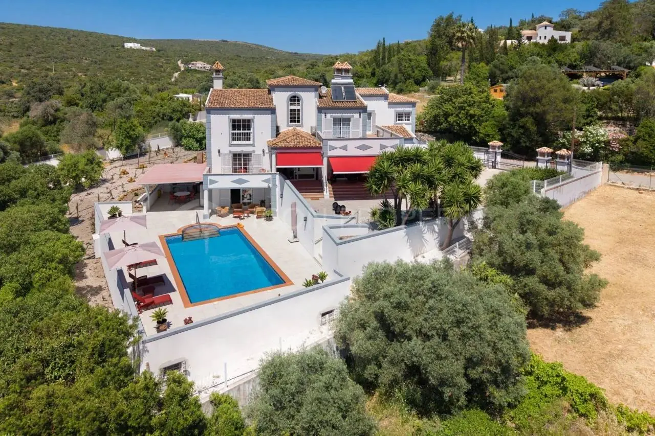 Impressively Spacious Luxury 3 Bedroom Villa in Loulé with Sea Views
