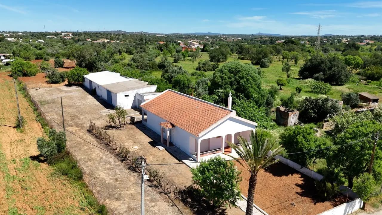 Das ultimative Anwesen für Wohnen und Arbeiten: Villa mit 3 Schlafzimmern und großen Lagerhallen in Guia