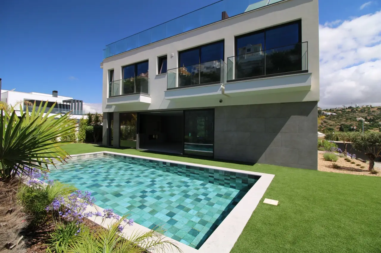 Neubauvilla mit 4 Schlafzimmern und Freizeit-Dachterrasse an der Marina von Albufeira