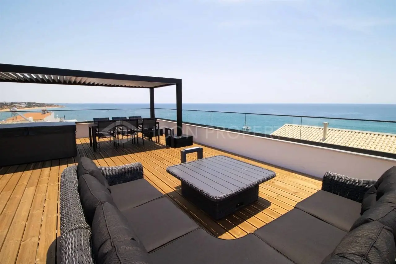 Moradia única e renovada com 3 quartos e vistas deslumbrantes para o mar na histórica Albufeira