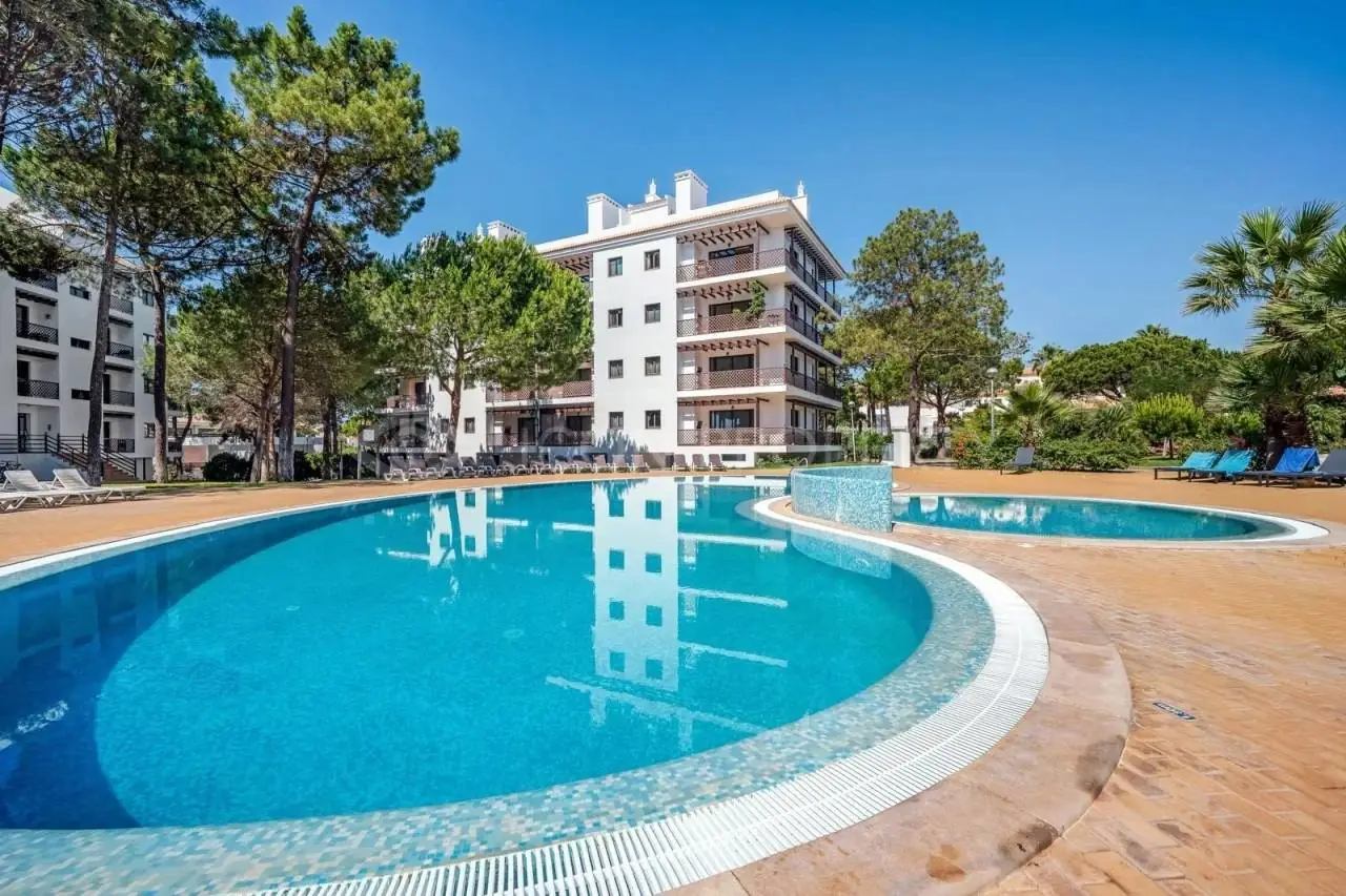 Apartamento de luxo com 2 quartos, garagem box para 3 carros e perto à praia da Falésia.