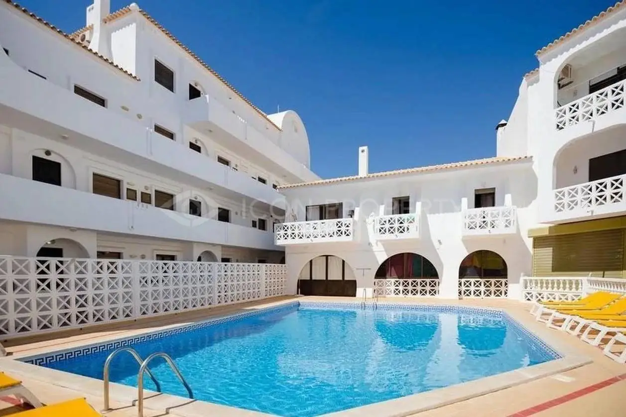 Apartamento térreo renovado com 1 quarto na Praia da Oura, Albufeira.
