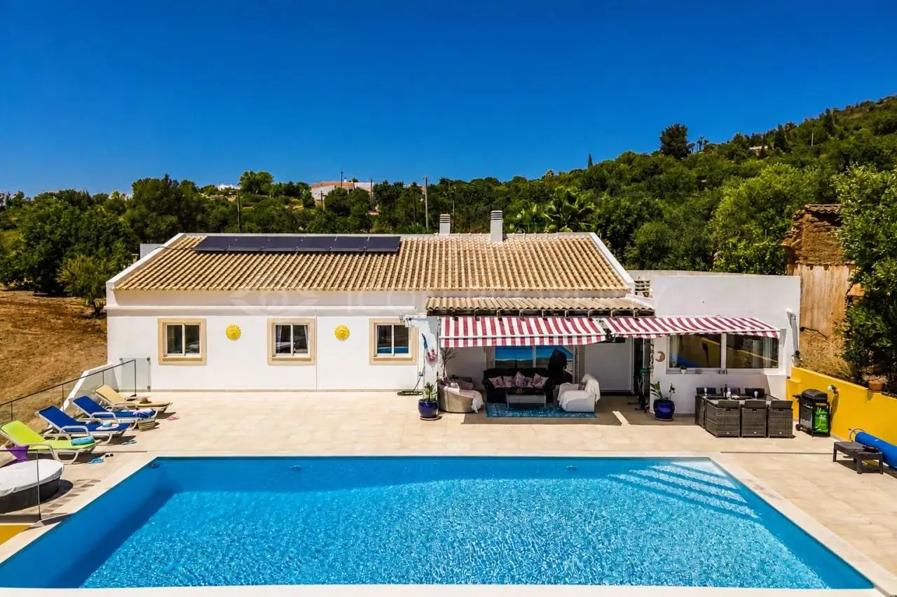 Villa de plain-pied de 4 chambres avec grand terrain à Tunes, près d'Albufeira