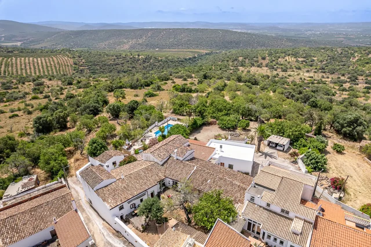 Traditionelle Quinta mit 3 separaten Gästehäusern und erhöhtem Blick über das Hinterland in Alte, Loulé