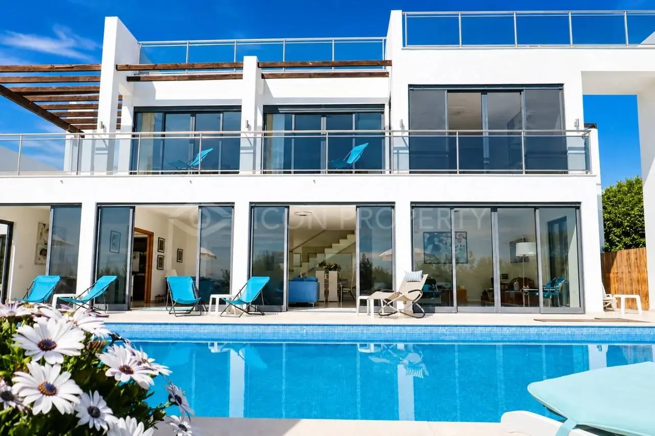 Modern 4 Bedroom Villa with Huge Pool & Sea Views, near Loulé