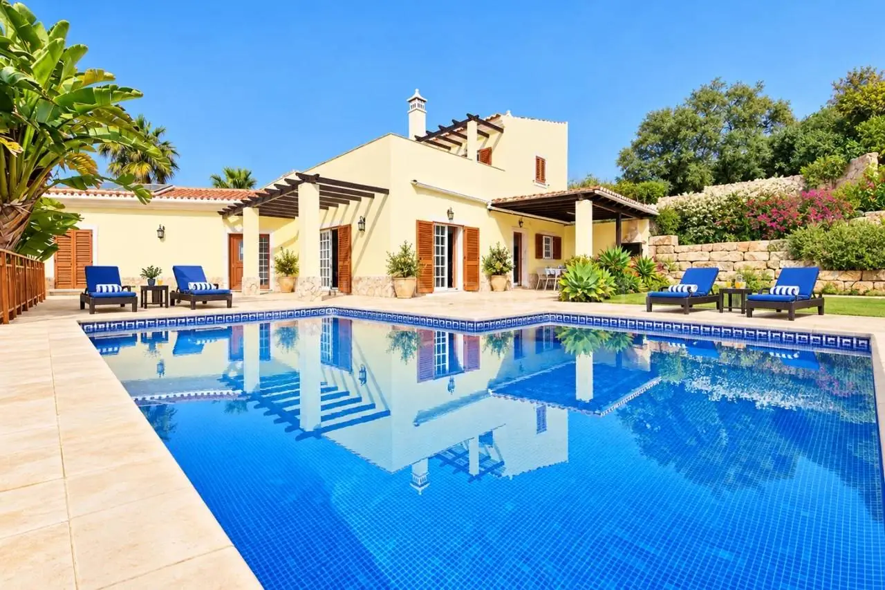 Private, abgeschiedene Villa mit 4 Schlafzimmern, Einliegerwohnung und Weitblick ins Hinterland bei Estoi